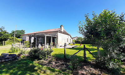 Maison à vendre à Petit-Bersac, Dordogne, Aquitaine, avec Leggett Immobilier