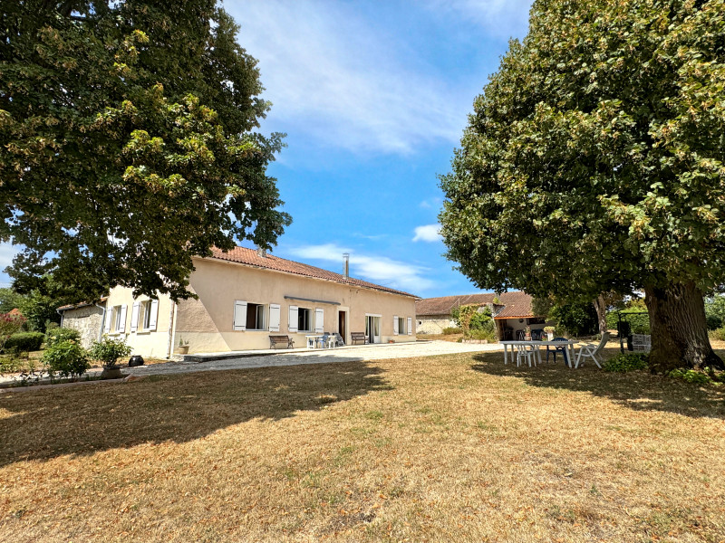 French property for sale in Saint-Quentin-de-Chalais, Charente - €215,000 - photo 0
