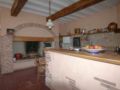 Renovated former Toulouse farmhouse, 295 m² of living space, 8,500 m² of land, swimming pool. 30 km south of T