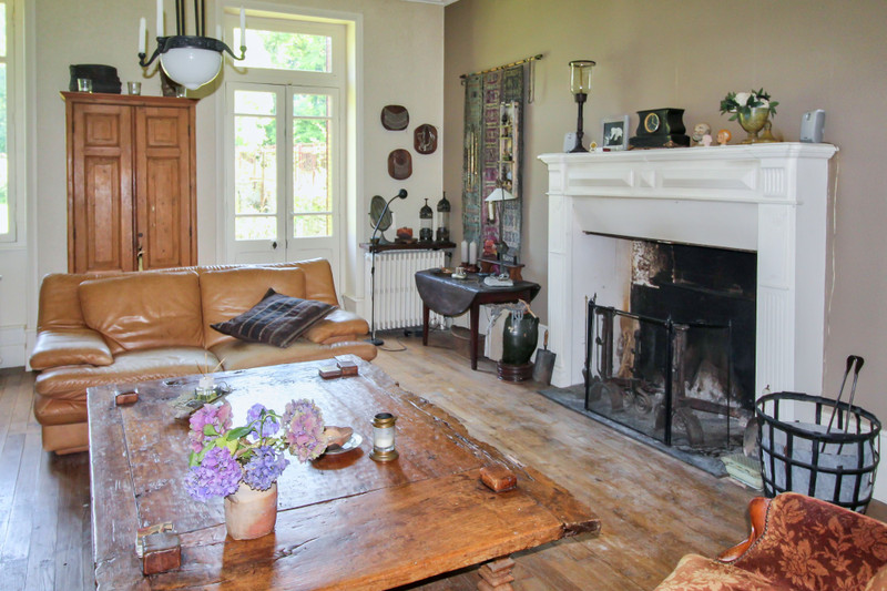 French property for sale in Chalais, Dordogne - &#8364;675,000 - photo 2