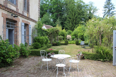 Longny au Perche, Charming 18thC town house - former coaching inn with walled garden. Beautifully presented.