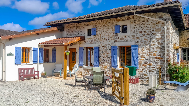 Maison à vendre à Massignac, Charente - 256.500 € - photo 1