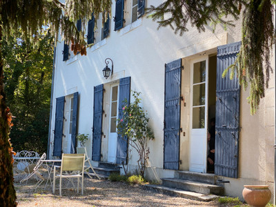 Maison de Maître from 1860, outbuilding and swimming pool in grounds of 3 hectares, 5 mn to Périgueux.