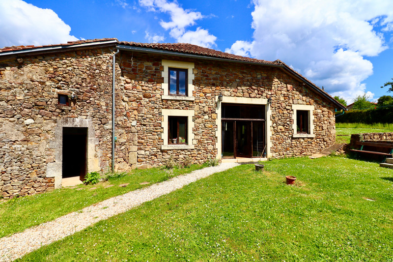 Maison à vendre à Écuras, Charente - 250.380 € - photo 1