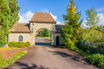 Superb equestrian estate in the Dordogne, with magnificent principal house and 144 ha of land including lakes