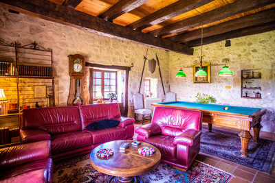 A truly exceptional country house: 12th century armoury extended to create a magnificent home. Bazas 18km.