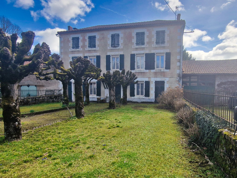 House for sale in AnsacsurVienne Charente Impressive 6 bedroom