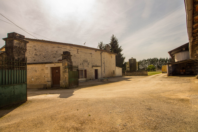 French property for sale in Angoulême, Charente - €233,200 - photo 4