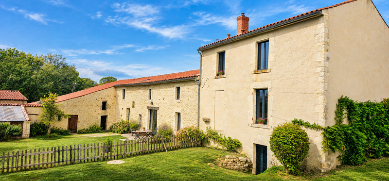 French property for sale in Saint-Martin-Lars-en-Sainte-Hermine, Vendée - €349,900 - photo 0