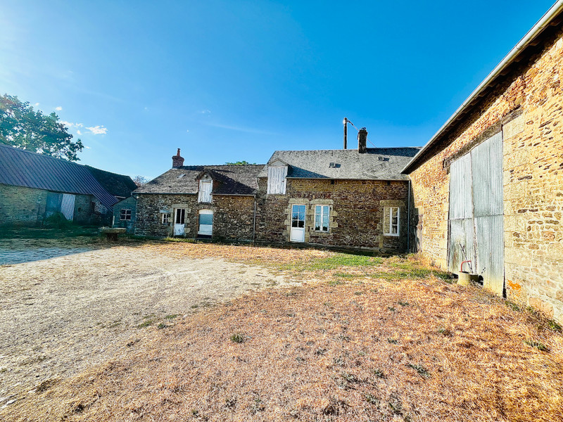 French property for sale in Saint-Léonard-des-Bois, Sarthe - €100,000 - photo 3