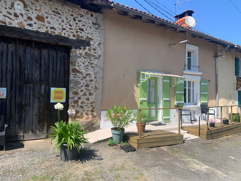 Maison à Saint-Quentin-sur-Charente, Charente - photo 1