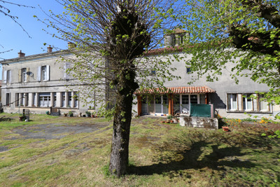 Maison à vendre à Sauzé-Vaussais, Deux-Sèvres, Poitou-Charentes, avec Leggett Immobilier