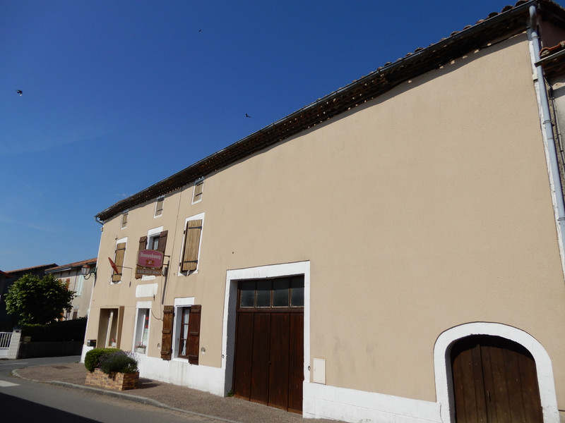 Maison à vendre à Terres-de-Haute-Charente, Charente - 119 900 € - photo 1