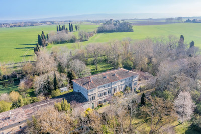 Striking 16th century Château on the banks of the Canal du Midi in good condition and close to amenities