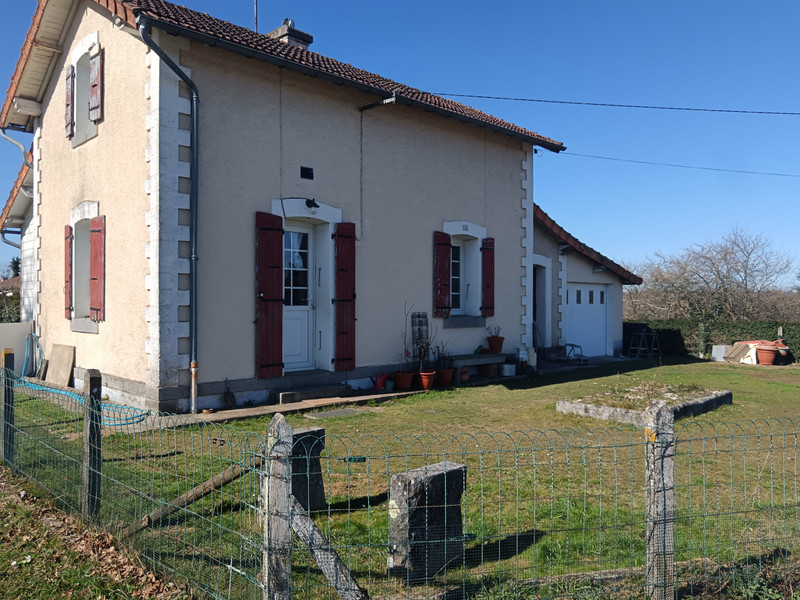 Maison à vendre à Availles-Limouzine, Vienne - 84.000 € - photo 1