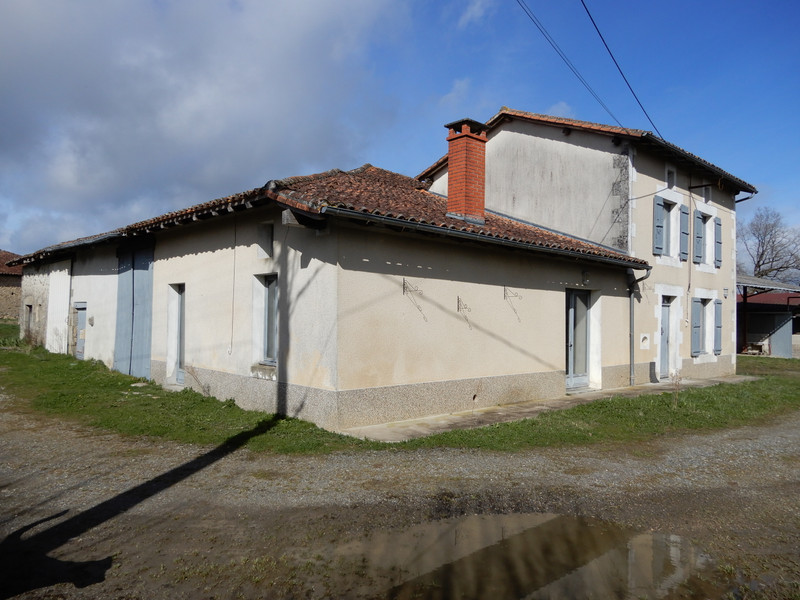 Maison à vendre à Massignac, Charente - 214.000 € - photo 1