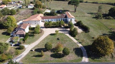 UNDER OFFER Superb estate in a private setting on 8 hect of land. Pool. Business potential. 5mn from Montguyon