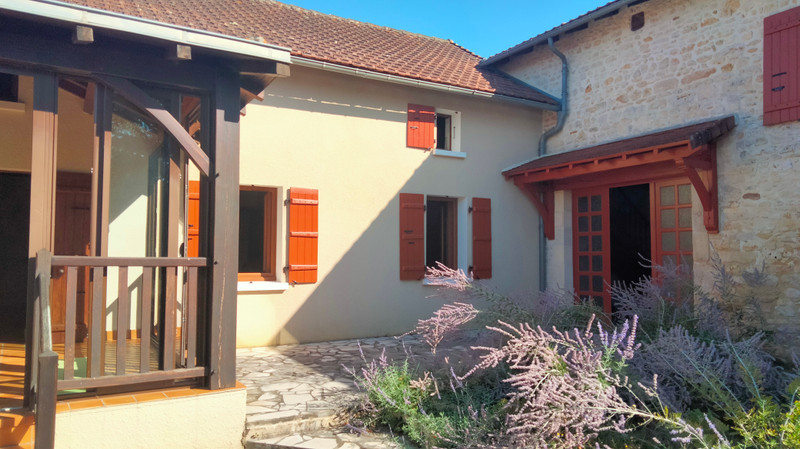 French property for sale in Montbron, Charente - &#8364;210,000 - photo 3