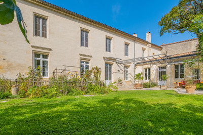 Bordeaux Rive Droite - Charming residence with swimming pool, pigeonnier and guest house. Enclosed grounds.