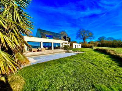  Luxury, architect designed 5 bedroom villa with heated pool & river views just 25 minutes from beach. 