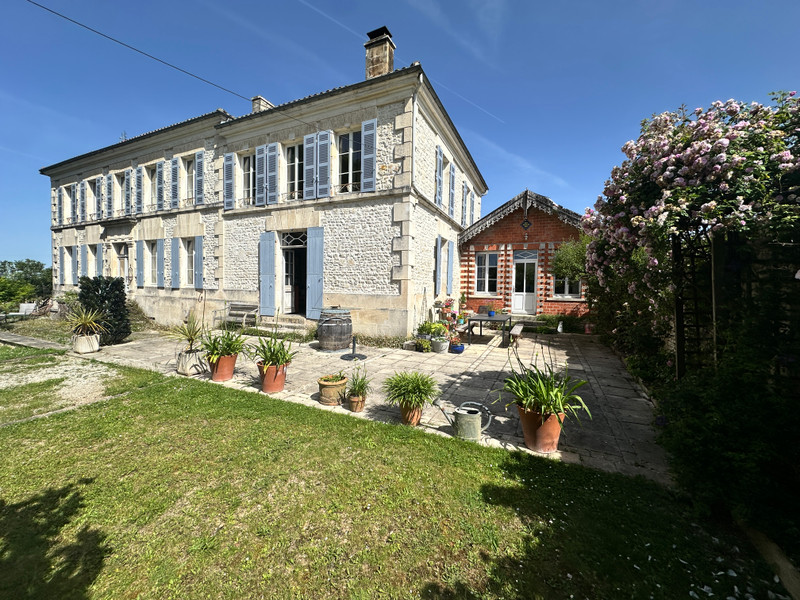 French property for sale in Bresdon, Charente-Maritime - €385,000 - photo 0