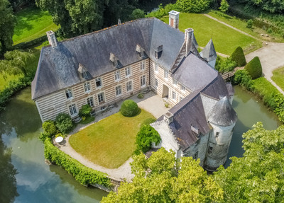 Historic Medieval Château with Moat, Drawbridge and Unique Cricket Heritage - 2 Hours from Paris CDG Airport