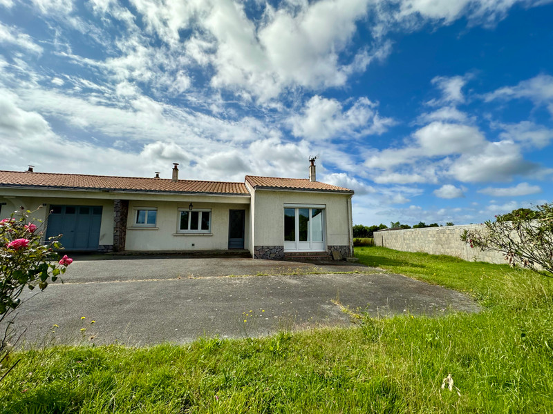 Maison à vendre à La Chaize-le-Vicomte, Vendée - 149.435 € - photo 1