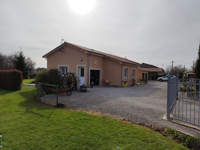 Vente Maison 126m² 5 Pièces à Saint-Macoux (86400) - Leggett Immobilier