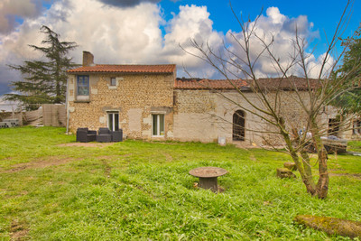 Maison à vendre à Saint-Jean-de-Sauves, Vienne, Poitou-Charentes, avec Leggett Immobilier