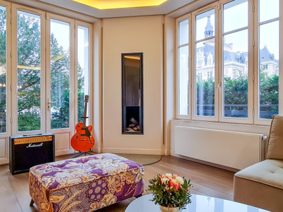 Beautifully renovated 345 m² house, 6 bedrooms, garden, parking, next to RER train, tube and Vincennes Wood.