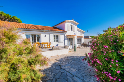 Spacious family holiday home on Ile de Ré with nearby beach access