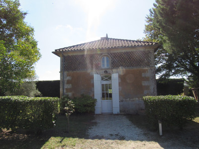 Superb property of 65ha in the Blayais area including 50 ha of vineyards and chartreuse style house.