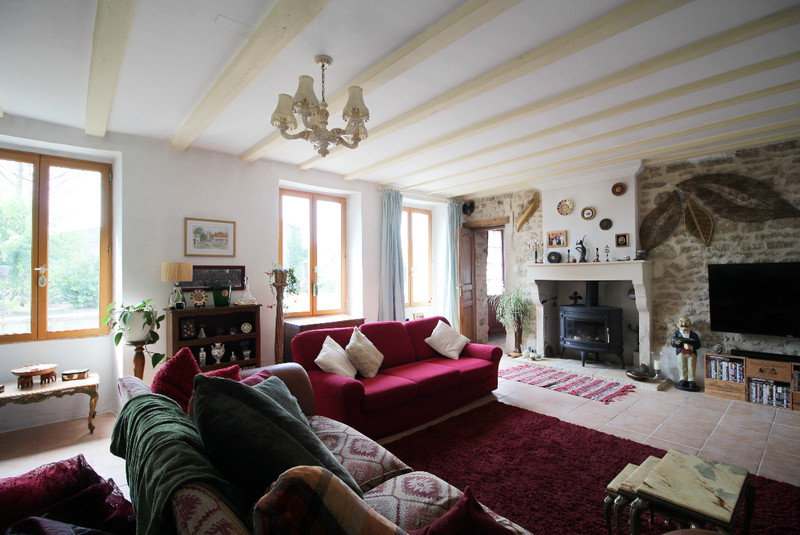 French property for sale in Néré, Charente-Maritime - €194,400 - photo 2