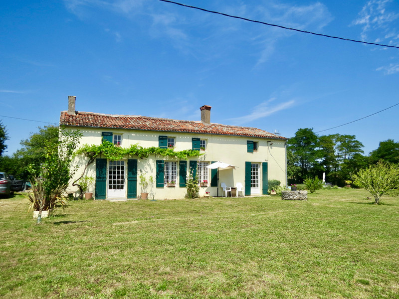 Maison à vendre à Genouillé, Charente-Maritime - 460.000 € - photo 1
