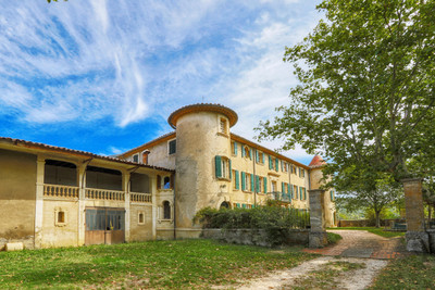 chateau for sale in Vaucluse