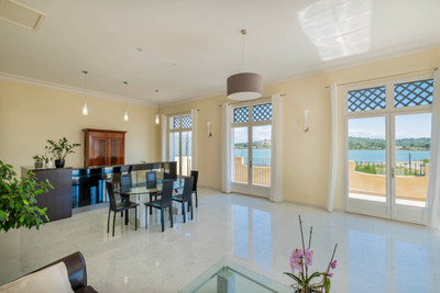 Luxury Lagoon Living: stunning home with 2nd 60 m2 salon / office, secluded garden, pool and scenic views