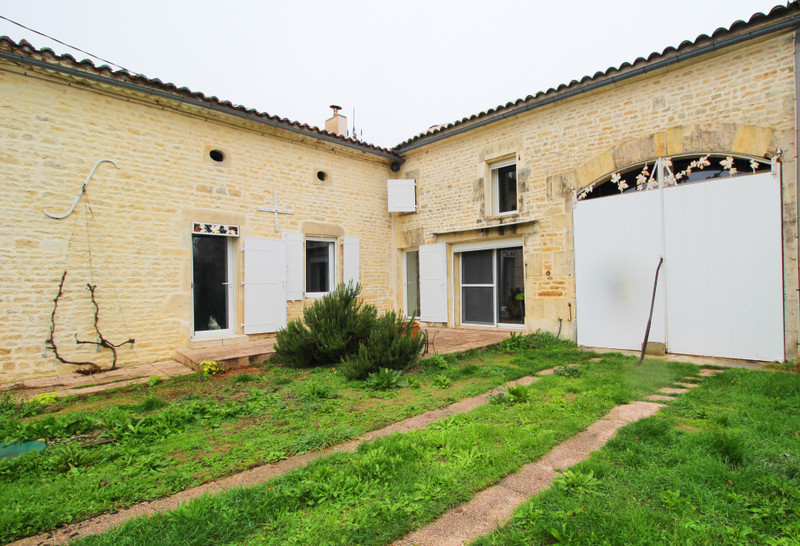 Maison à vendre à Ranville-Breuillaud, Charente - 149 000 € - photo 1