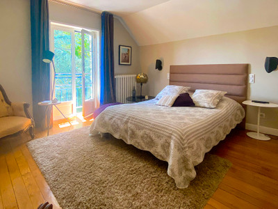 FONTAINEBLEAU - 210 sqm family house with enclosed garden and carport
