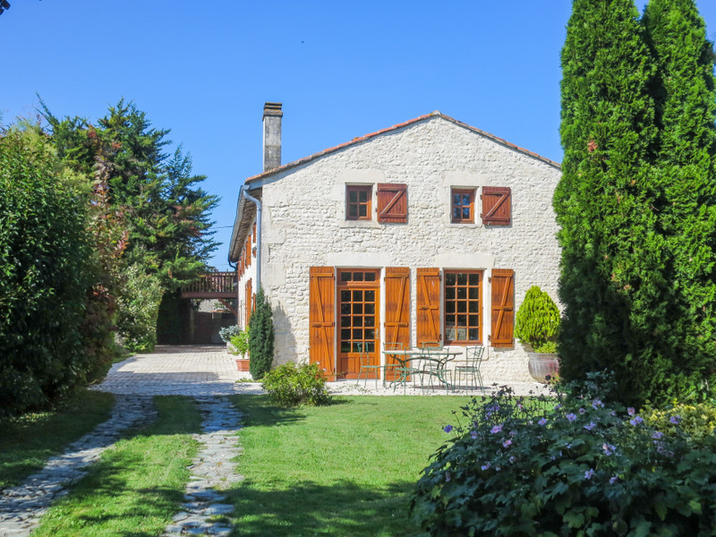 Propriété à vendre à Saint-Martin-de-Juillers, Charente-Maritime - 350 000 €