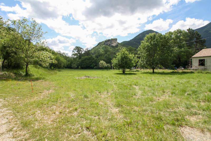 Land for sale in Savoillan Vaucluse In a beautiful valley, close to