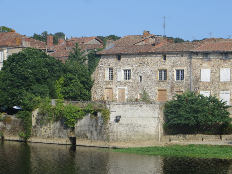 Maison à vendre à Confolens, Charente - 90.000 € - photo 1