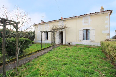 French property for sale in Néré, Charente-Maritime - €114,450 - photo 1