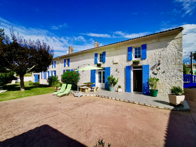 House for sale in Gémozac CharenteMaritime Charentaise of 210m2