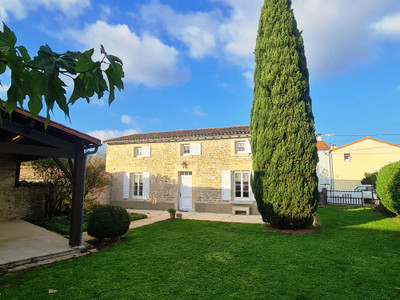 Maison à vendre à Vouillé, Deux-Sèvres, Poitou-Charentes, avec Leggett Immobilier
