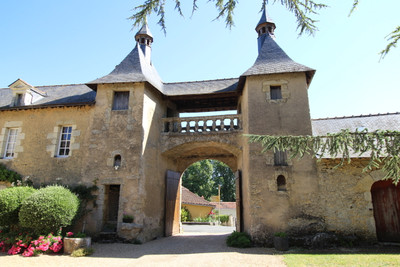EN COURS D'OFFRE   7 chambres datant de 1215, situé au cœur des vignobles de la Loire.