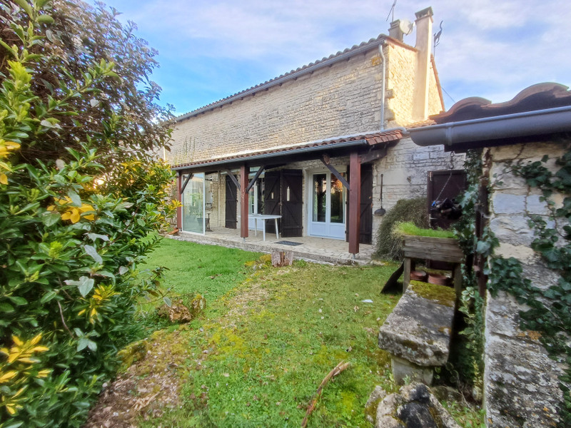 Maison à vendre à Fouqueure, Charente - 109.000 € - photo 1