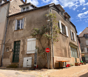 Maison à vendre à Saint-Benoît-du-Sault, Indre, Centre, avec Leggett Immobilier