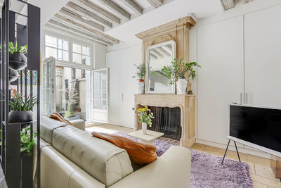 PARIS IV - Notre Dame District  | Characterful 1-2 bed flat with fireplace, exposed beams and a terrace. 