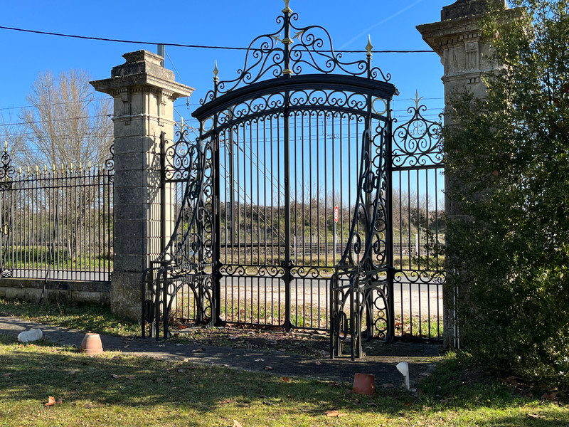 French property for sale in Cadaujac, Gironde - €1,590,000 - photo 1