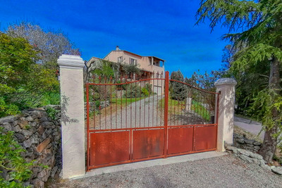 Spacious, charming villa with breathtaking view on one of the most beautiful hilltop villages of Provence